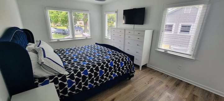 Camera da letto principale con letto matrimoniale grande regolabile, Smart TV, ventilatore telecomandato e vista sul lago.