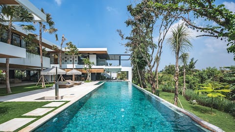 Tropical haven Villa Nica, 6BR, Canggu w/ chef