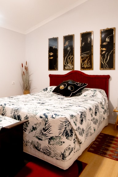 Много голяма спалня с двоен размер.