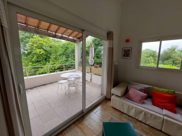 Woonkamer met converteerbare bank, toegang tot terras via het glazen raam
Toegang tot de andere slaapkamer via het terras