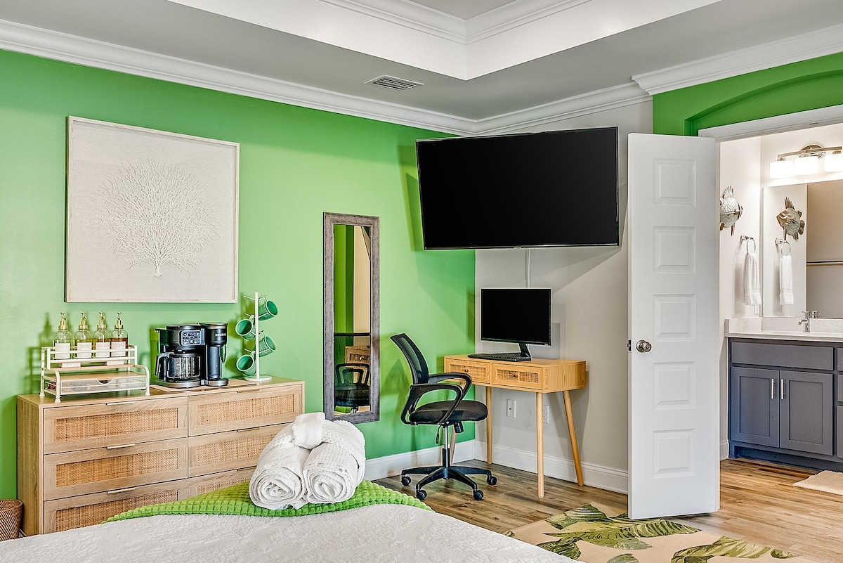 [Master bedroom, Upstairs] 

Bright and spacious room with en suite bathroom and private balcony overlooking pool—perfect for relaxation or focus time. Workspace #2 of 4 is equipped with ergonomic chair, desk, monitor, wireless keyboard and mouse.