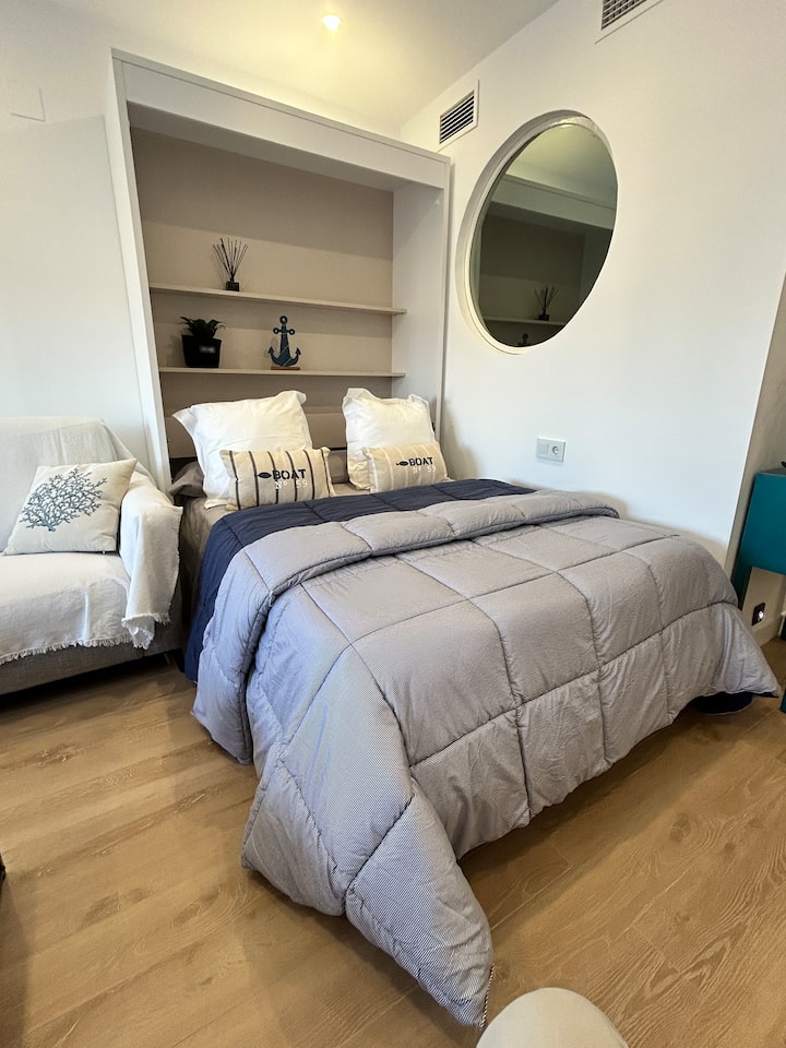 ห้องนั่งเล่นพร้อมเตียงพับขนาดใหญ่โซฟา 2 ตัวทีวีและ Wi-Fi