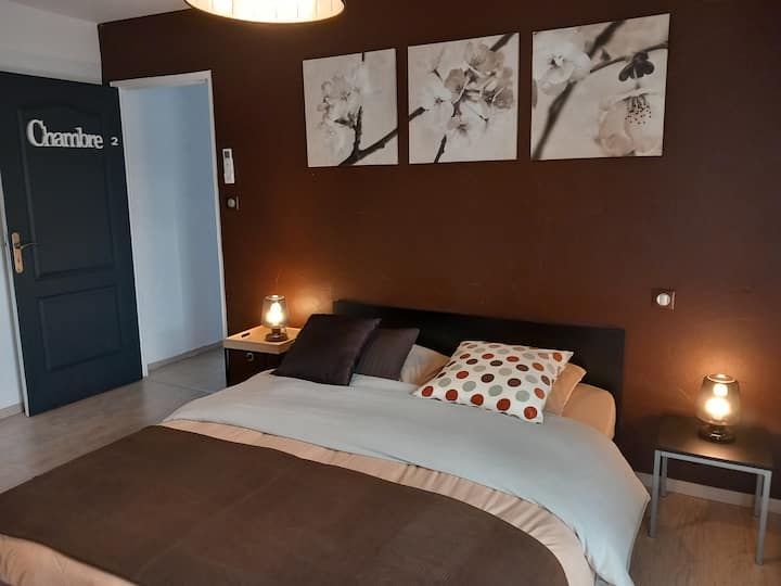 Тази стая се намира на първия етаж, 
140*200 спално бельо, гардероб, скрин. Разполага с бюро, смарт телевизор и малък хладилник
Това е полуотворено помещение, има собствена баня