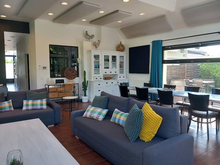 Всекидневната е подредена така, че да може да настани 12 гости
Тя граничи с трапезарията и гледа директно към терасата, 
Имате смарт телевизор