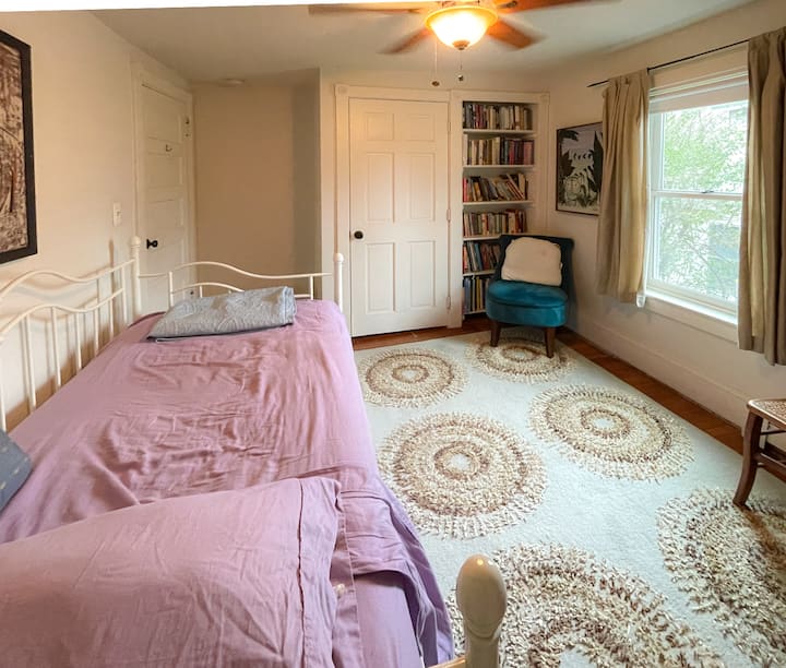 Ორსაწოლიანი საწოლი გამოსაწევი ბორბლით.