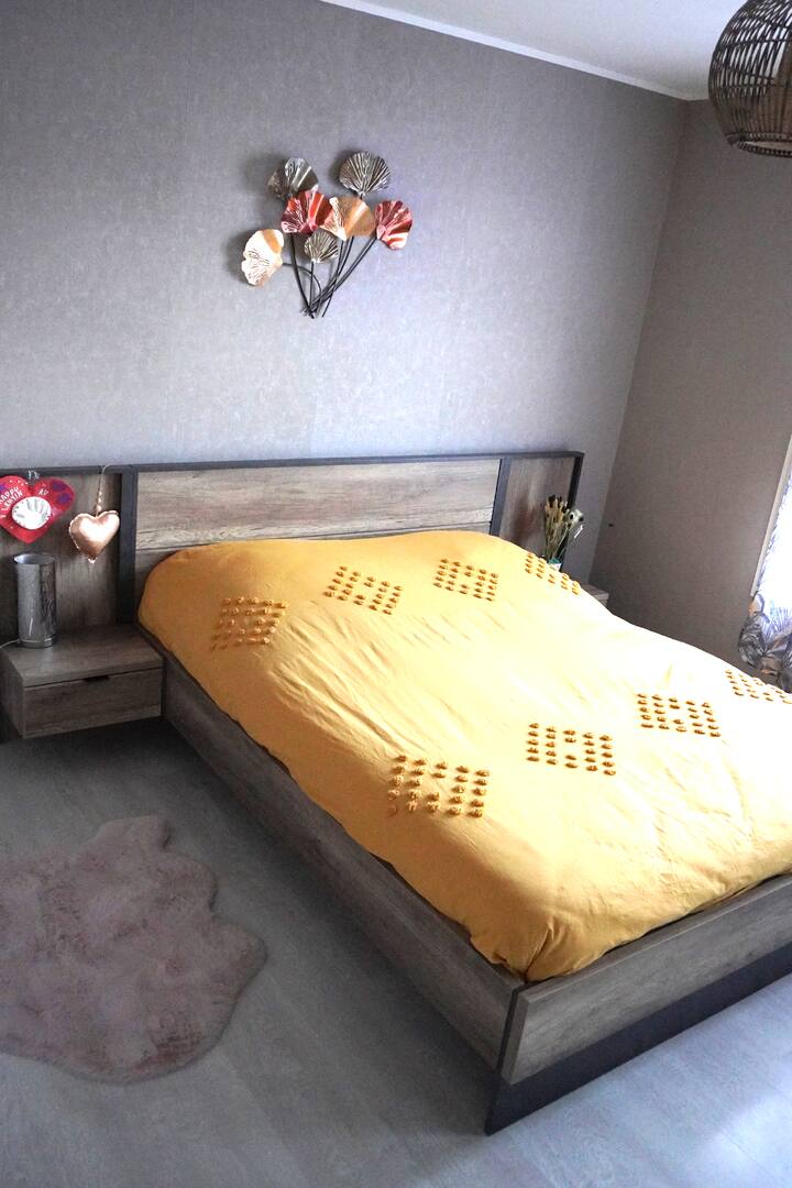 Ორადგილიანი საწოლი, რომელიც მდებარეობს მე-2 საძინებელში, დიდი გარდერობის ჩათვლით.