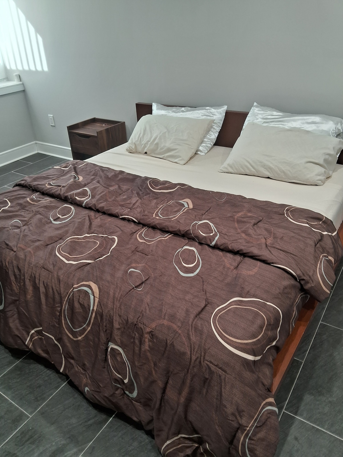 キングサイズベッド、ハイブリッドマットレス（ヨーロッパスタイル、スプリングボックスなし、スラットにマットレス）