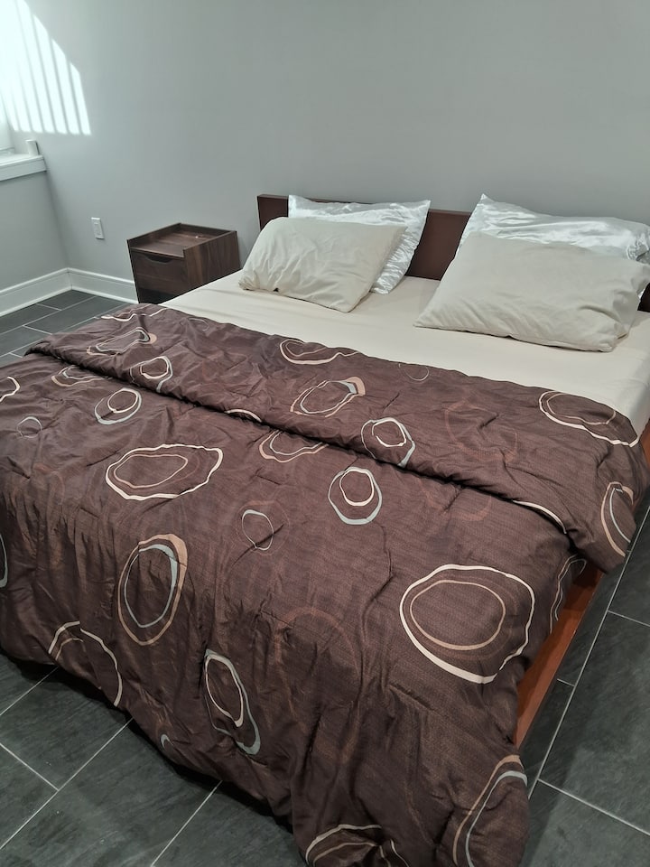 سرير بحجم كبير، مرتبة هجينة (على الطراز الأوروبي، بدون صندوق زنبرك، مرتبة على شرائح)