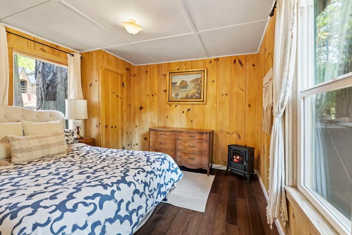 Chumba cha kulala chenye starehe na cha kupumzika kilicho na kitanda cha ukubwa wa kifalme, kabati kubwa la nguo na kabati linalofaa kwa ajili ya kuweka vitu. Unakaribishwa kutumia rafu za mizigo kwa ajili ya kufungua mizigo kwa urahisi au mkeka wa yoga kwa ajili ya kujinyoosha kwa utulivu wakati wa ukaaji wako.