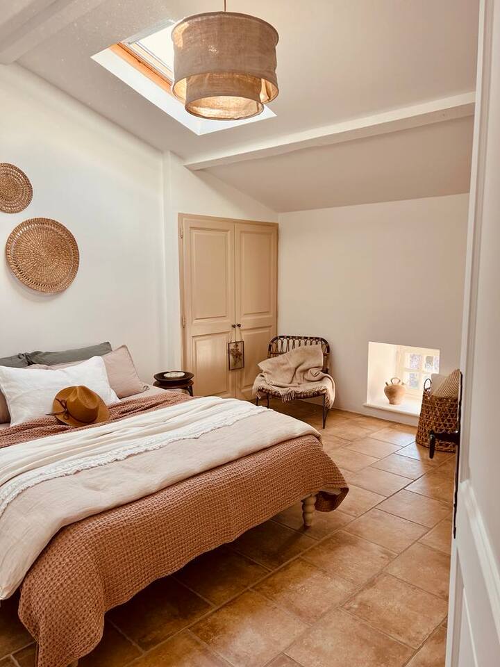 La "Pichòna" - La "piccola" in occitano
Al piano superiore: 13 m² – Letto matrimoniale piccolo (140 x 180 cm)
In una tavolozza di beige, lino e gesso, questo grazioso bozzolo lo rende lo spazio perfetto per una persona in cerca di tranquillità.