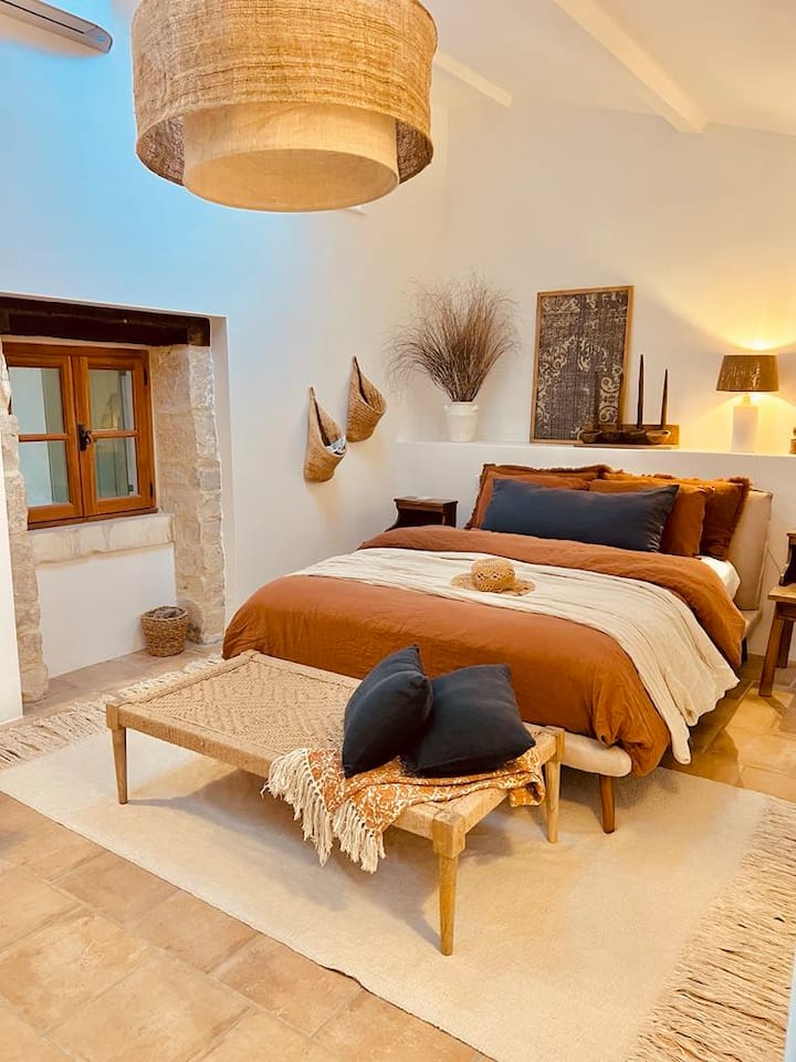 La "Terralha" – La "ceramica" in occitano, che richiama l'artigianato locale 
Al piano superiore: 20 m² – Letto Queen (160 x 200 cm)
La più spaziosa, dotata di aria condizionata e nelle immediate vicinanze del grande bagno in comune.