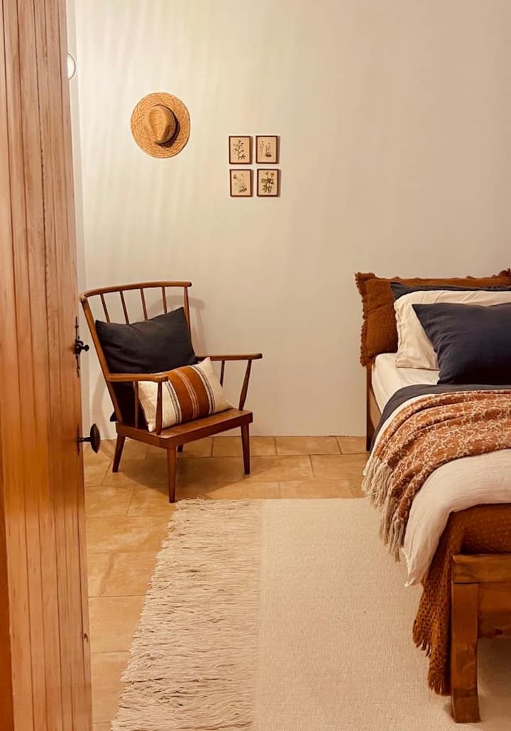 La "Cévenole" – Per il suo carattere autentico
Al piano terra: 12 m² – Letto matrimoniale (140 x 200 cm)
I suoi punti di forza? Il bagno privato e la sua naturale freschezza. Soddisferà i mattinieri in cerca di indipendenza.