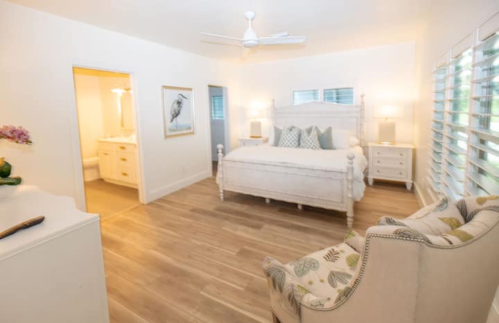 King Master con baño espacioso, bañera, ducha a ras de suelo y gran armario principal 