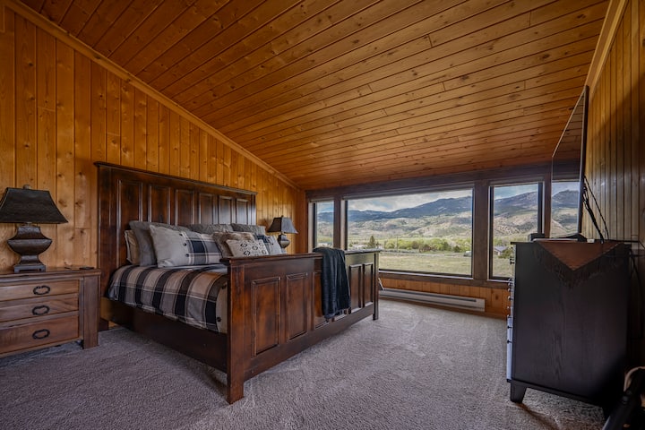 PRIMÁRNA SPÁLŇA: manželská posteľ KING v HLAVNEJ spálni. Zobuďte sa s rozsiahlymi výhľadmi na pohorie Gallatin s výhľadom na rieku Yellowstone.  Novo zrekonštruovaná VLASTNÁ KÚPEĽŇA s veľkým sprchovacím kútom, dvojitým umývadlom a toaletou. 