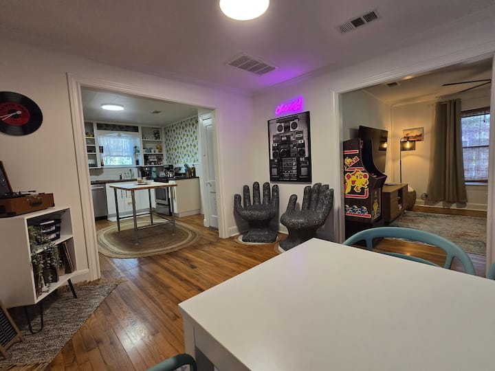 Walk To Eateries/bars/coffee In North Loop - Austin