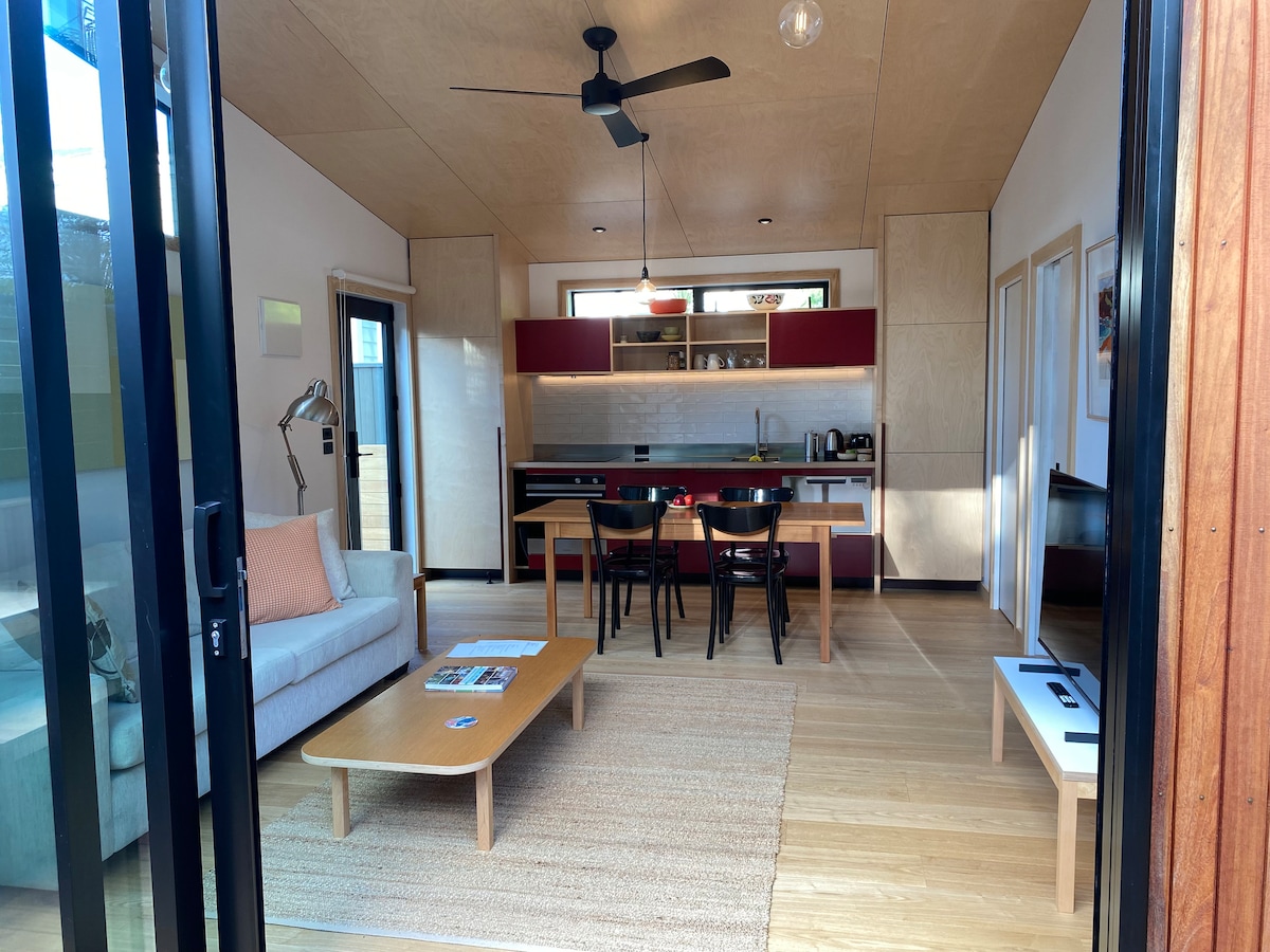 Successful Airbnb property: Grey Lynn Minihouse 1 super king bed in Grey Lynn