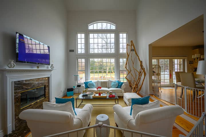 Sunset Serenity: Luxurious Waterfront Retreat - Cutchogue, NY