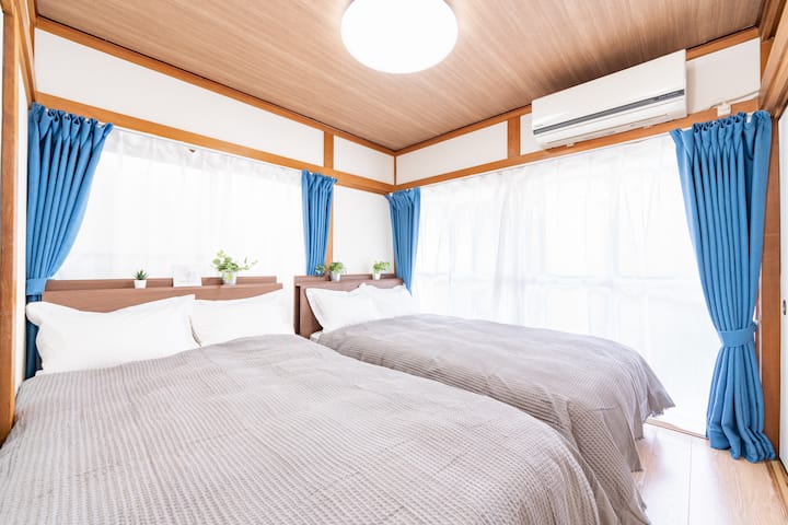 2 malé manželské postele (123W x 210D x 30H cm).
2 vankúše, prikrývka/paplón. 2 prikrývky na posteľ. Všetko čisté.
Prikrývka je ľahká a cíti sa dobre na koži.
Skriňa a vešiaky.
Klimatizácia.