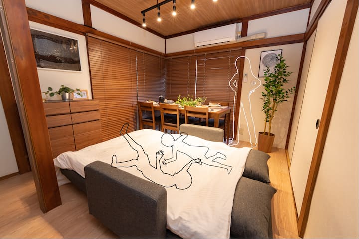 Hosť môže pohovku premeniť na posteľ. K dispozícii je dostatok miesta na umiestnenie postele, ktorú môžete zaistiť presunutím jedálenského stola.