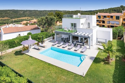 Luxury Seaside Villa · Amazing Sea Views & Pool