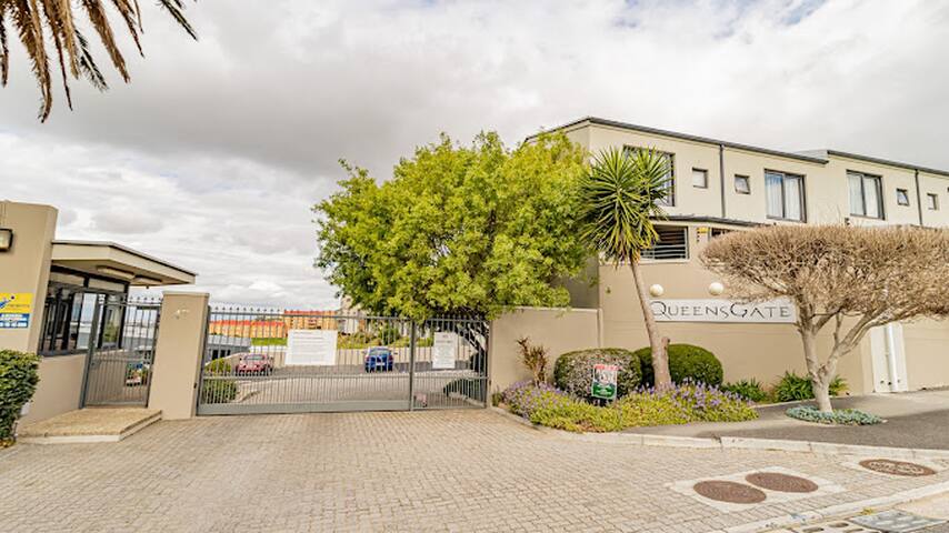 Cozy 3- Bedroom Apartment gallery image 3