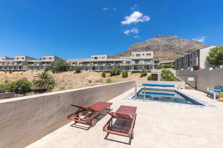 Cozy 3- Bedroom Apartment