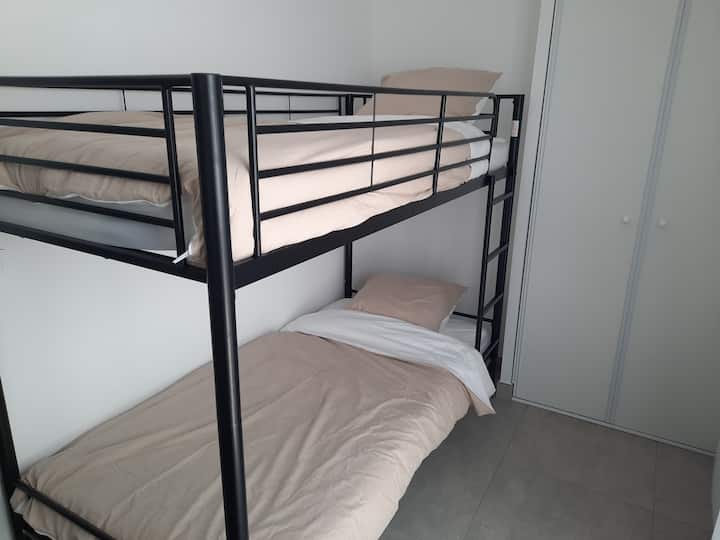 Საძინებელი ორსართულიანი საწოლებით 90x190 სმ, გარდერობი და კომოდი.