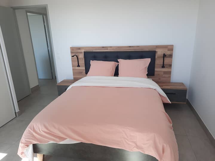 Საძინებელი 140 × 190 სმ ორადგილიანი საწოლით, დიდი კარადით.