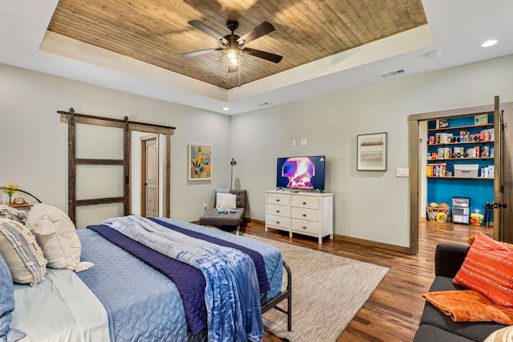 El magnífico refugio principal cuenta con ropa de cama de alta calidad, un colchón de espuma viscoelástica y almohadas cómodas. Suite equipada con sillón, sofá futón, TV inteligente con streaming y vestidor y baño tipo spa 