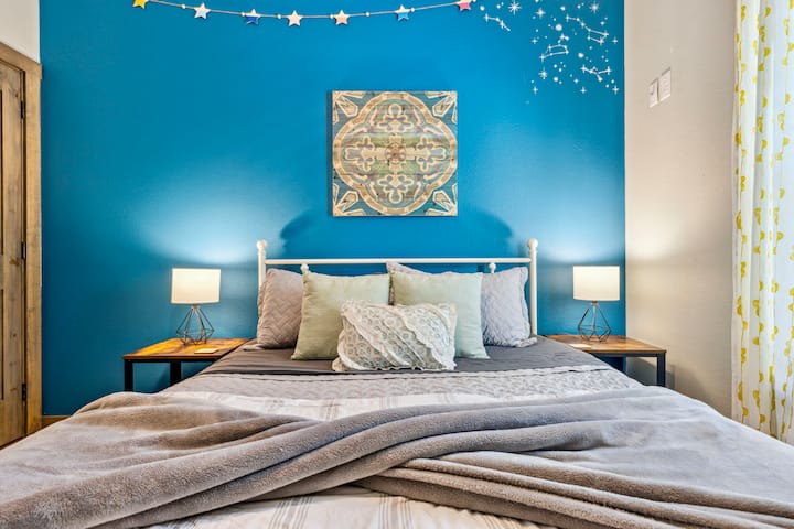 La habitación Starlight cuenta con una cama tamaño queen con ropa de cama de alta calidad, un colchón de espuma viscoelástica, un bonito vestidor y un enorme armario. Cada dormitorio tiene un ventilador de caja y ropa de cama y almohadas adicionales.