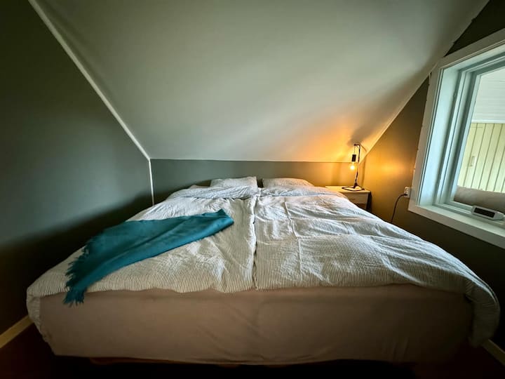 ห้องนอนพร้อมเตียงคู่