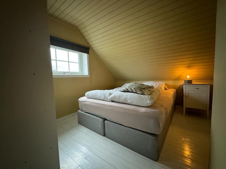 ห้องนอนพร้อมเตียงคู่และตู้เสื้อผ้า