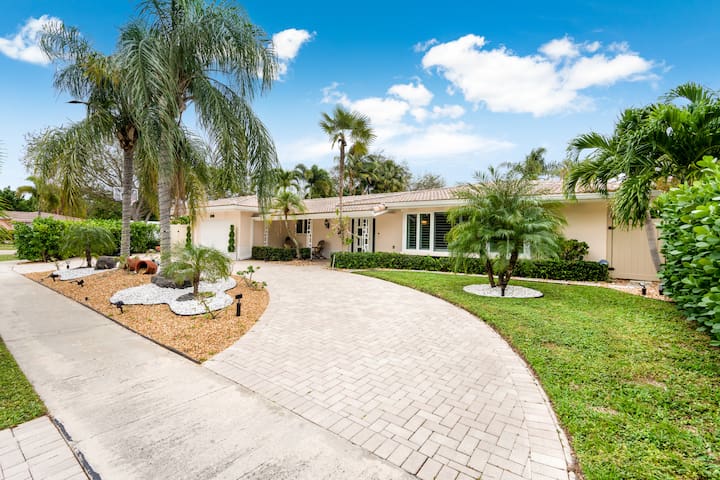 Elegant Modern Home: designer kitchen, heated pool gallery image 3