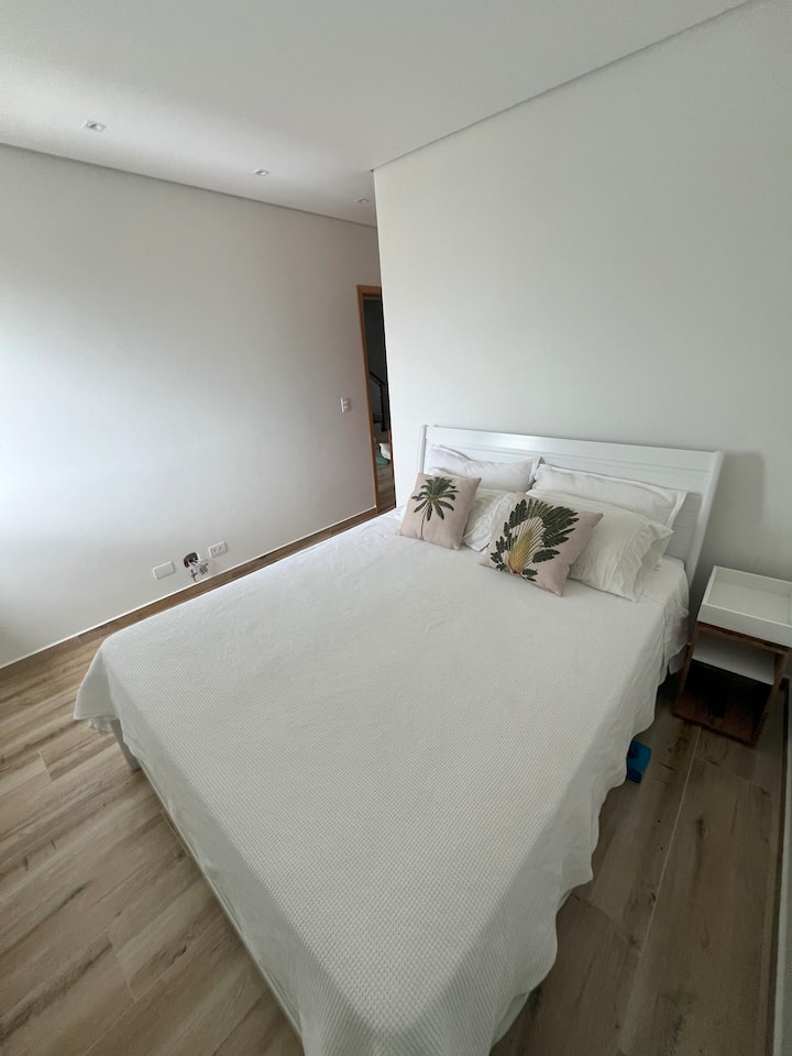 Ორადგილიანი ნომერი 152 × 203 სმ ზომის საწოლით