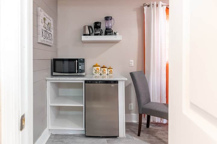 Cozy Studio Apt Near Beach/port Lucaya W/ Backyard - Freeport