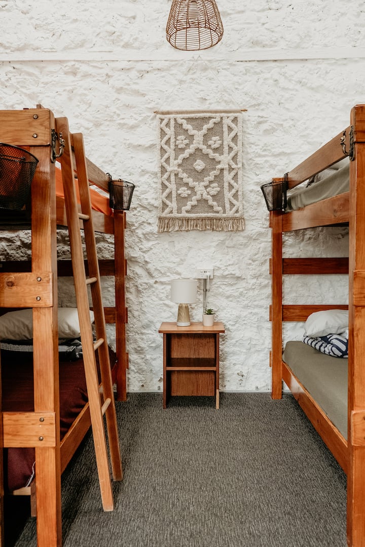 8 أسرّة في مسكن للإناث فقط مع حمام مشترك