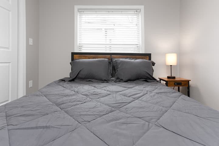 זוהי מיטת קווין סייז הממוקמת בחדר השינה הראשי עם ארון שבו תוכלו להכניס את החפצים שלכם.