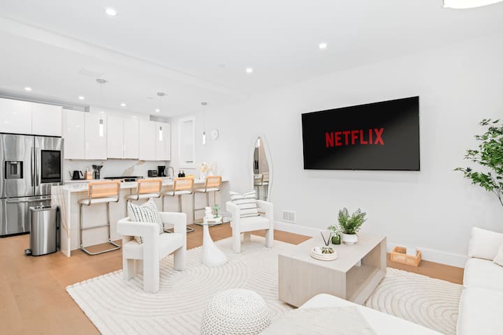 Spacious Home|2-Car Garage|Yard|Only 20 Min to NYC gallery image 2