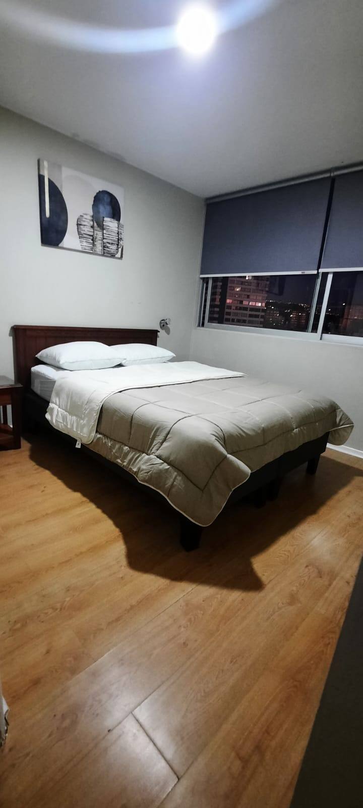 Kitanda cha watu wawili sentimita 1.50 x 1.90. Inashughulikia godoro, mashuka, mito na matandiko kwa ujumla. Kabati. Mapazia meusi ya magurudumu.