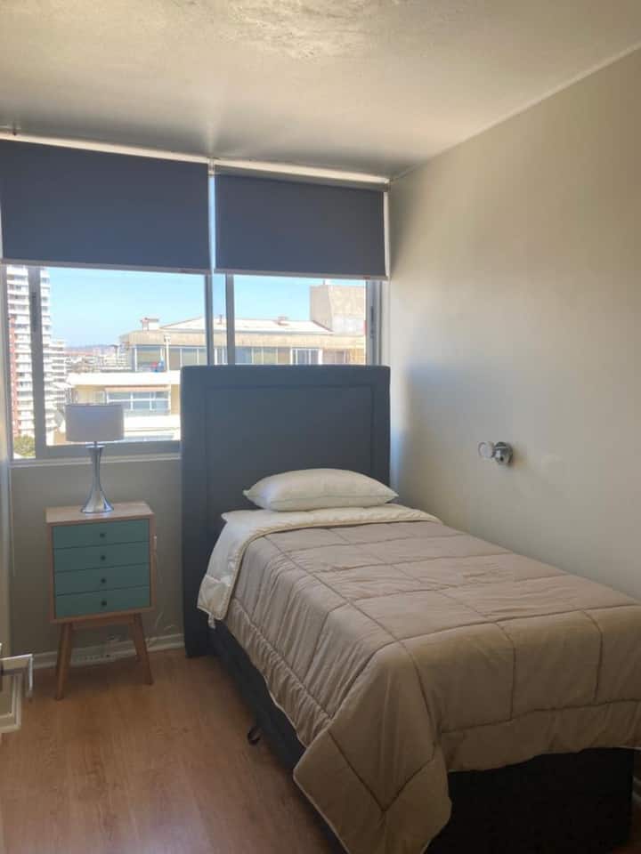 Kitanda cha sofa. Chini ya kitanda cha pili hutolewa kutoka kwenye kitanda kimoja.
Vyote vikiwa na vifuniko vya godoro, mashuka, mito na matandiko ya jumla yamejumuishwa. 