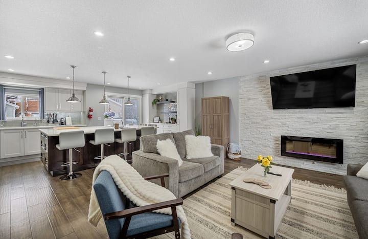 Luxury! Entire House Chefs Kitchen/central! - Calgary