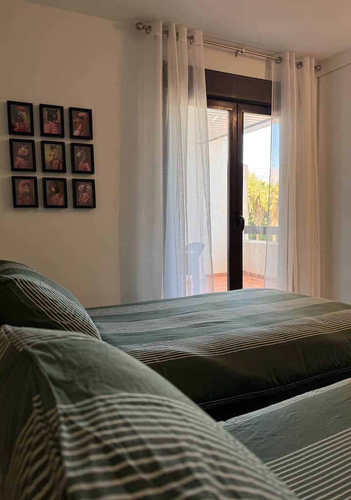 2 מיטות יחיד, 90x200
+ גישה ישירה למרפסת
+ תריסים מחשיכים
+ מיזוג אוויר
+ מלתחות עם קולבים, מדפים ושידת מגירות