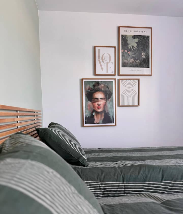 2 מיטות יחיד, 90x200
+ תריסים מחשיכים
+ מיזוג אוויר 
+ מלתחות עם קולבים, מדפים ומגירות