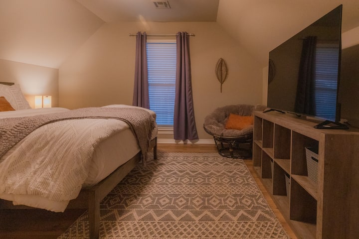 Manželská posteľ na poschodí. 2 palcové žalúzie so zatemňovacími závesmi. 55-palcový inteligentný televízor. Posteľná bielizeň navyše, stojan na batožinu a vešiaky v skrini.