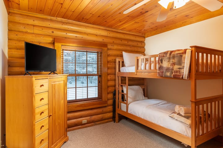 Dvojlôžka s oddelenými poschodovými posteľami.