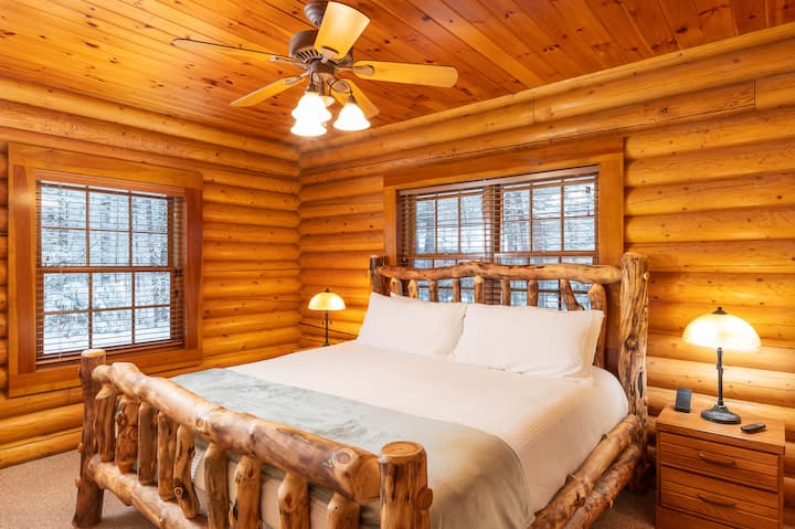 Manželská posteľ, veľká šatníková skriňa, vlastná kúpeľňa. Nabíjačky telefónov a svetlá na čítanie.  44-palcová nástenná televízia Roku.