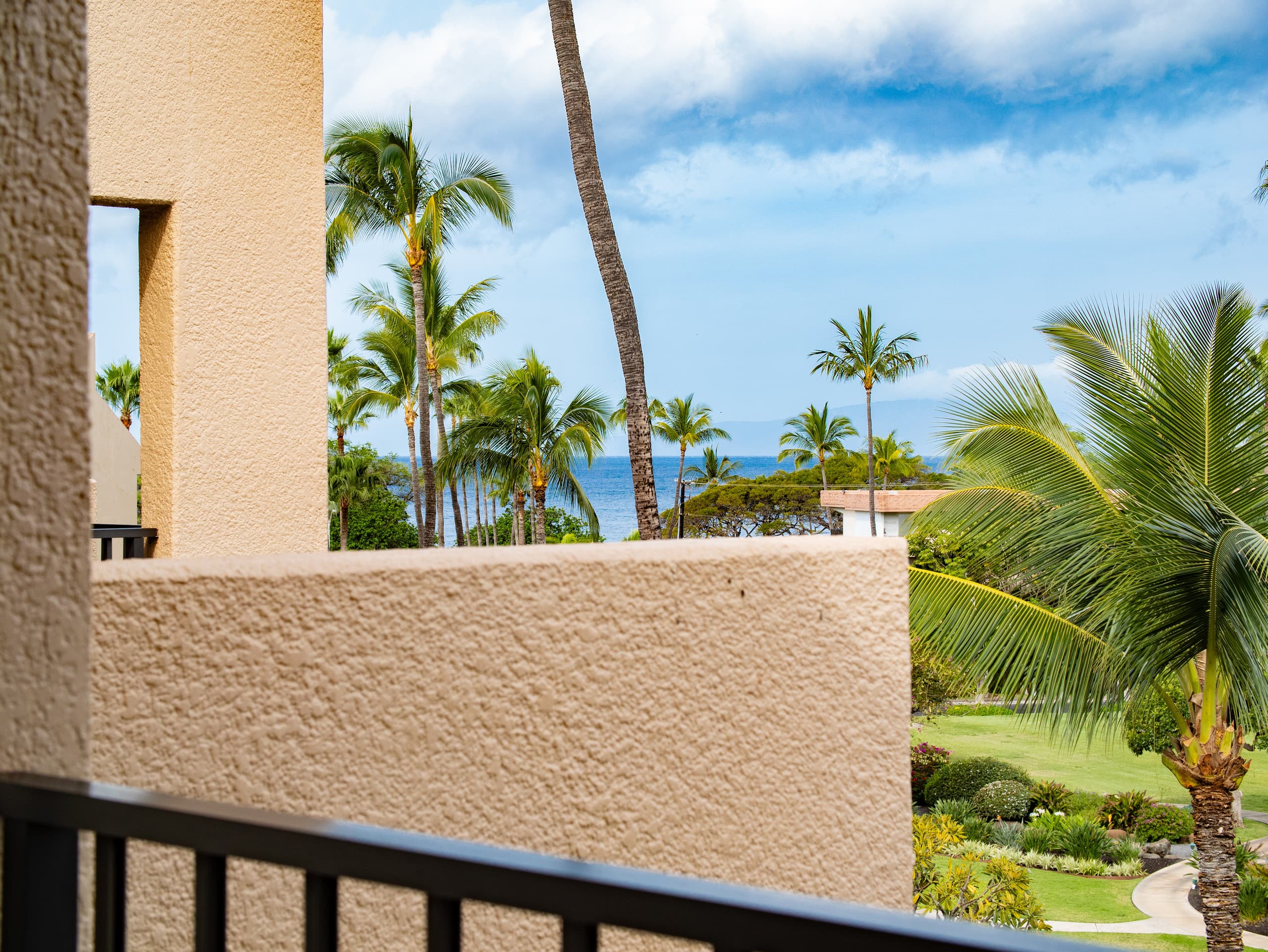 Kihei Beach Retreat: Ocean Views and Sandy Feet! - Image 22