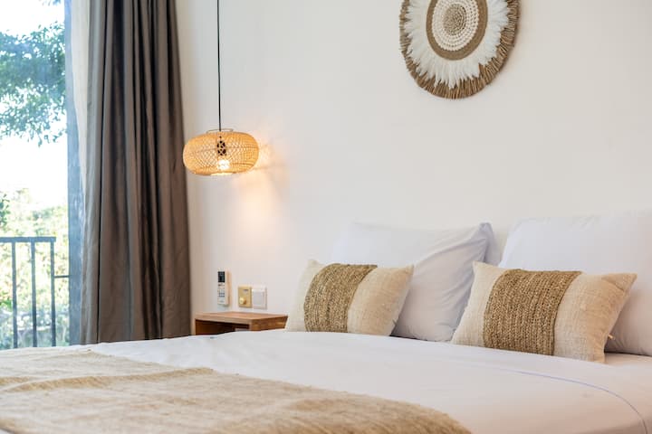 Dive into a chic and breezy bedroom! Stylish decor, and a cozy bed make it a sophisticated retreat. Perfect for chilling and crushing tasks. A touch of high-end simplicity awaits in this versatile haven!