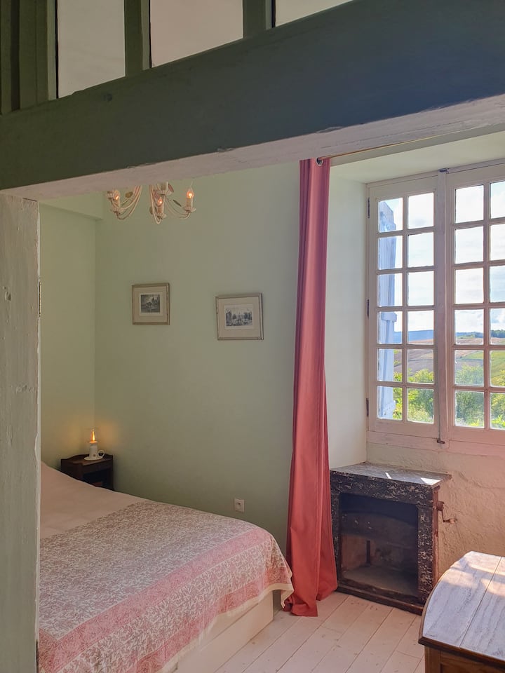 בחדר השינה יש מיטה זוגית בגודל 140x200 ס"מ. החלון המסורתי הענק מציע נוף מדהים של העמק. מתחתיו תמצאו תנור פחם ישן ששימש לחימום החדר כל הלילה.