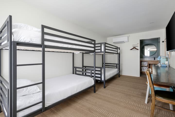 Poolside Suites At The Starlight Motor Inn - Charleston, SC